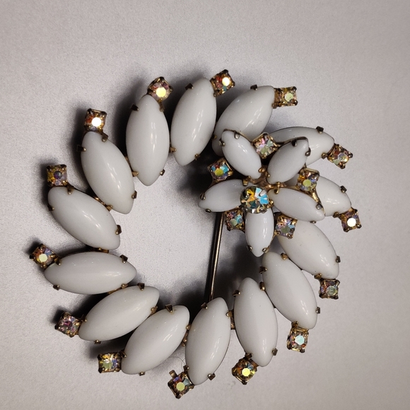 Vintage Milk Glass Brooch - Picture 7 of 9